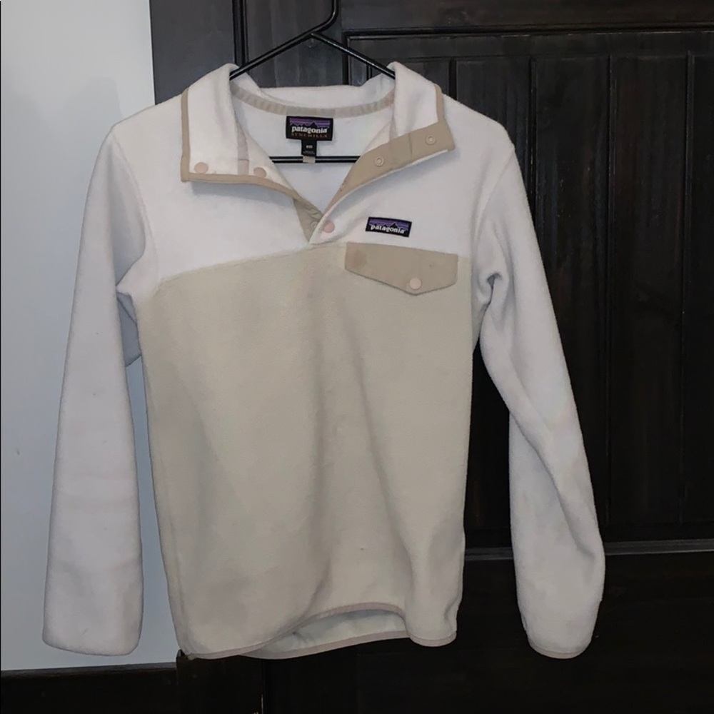 White & tan Patagonia fleece pullover!